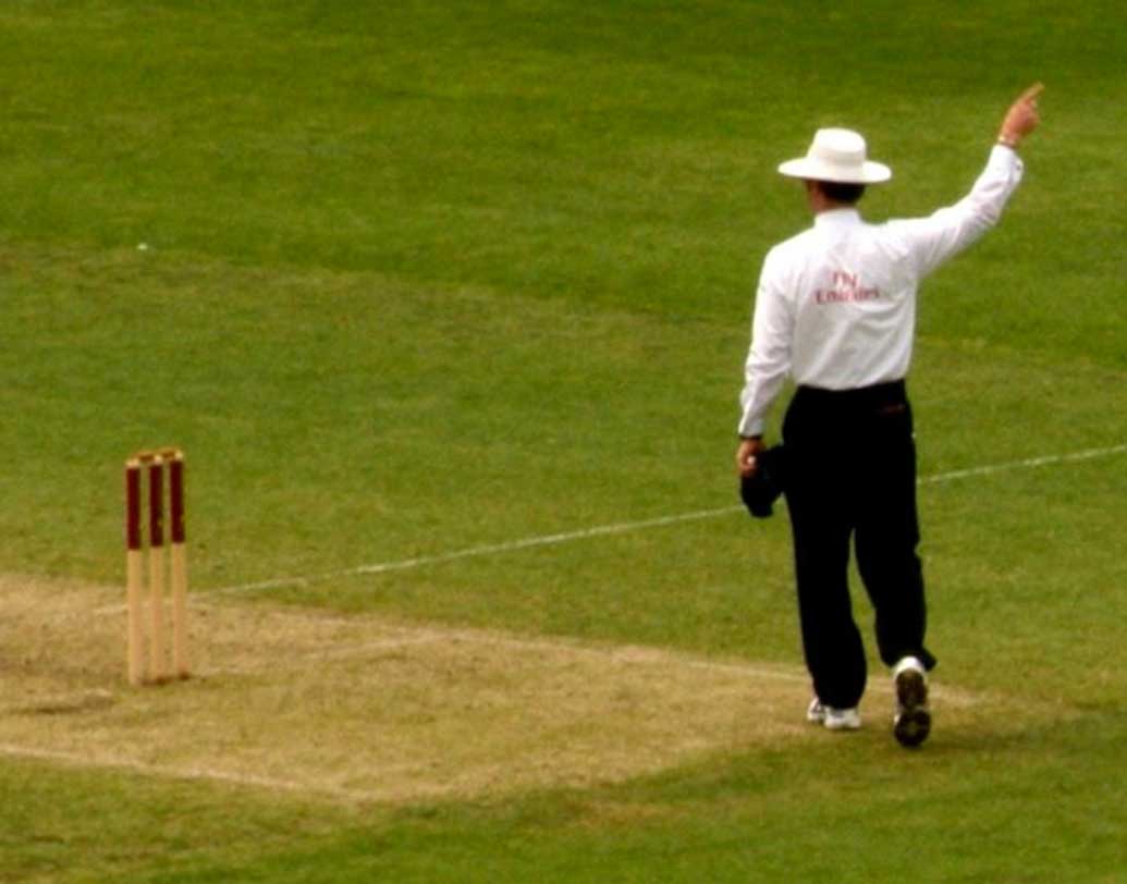 কোনও বোলার বা ব্যাটসম্যান যত ক্ষণ মাঠের বাইরে থাকবেন, মাঠে ফেরার পর তত ক্ষণই বোলিং বা ব্যাটিং করতে পারবেন না। এমনই এক ঘটনায় ইনিংসের শেষে দিকে ১৮ মিনিট মাঠে না থাকায় দু’টি উইকেট পড়ে গেলেও সচিন ব্যাট করতে নামতে পারেননি।