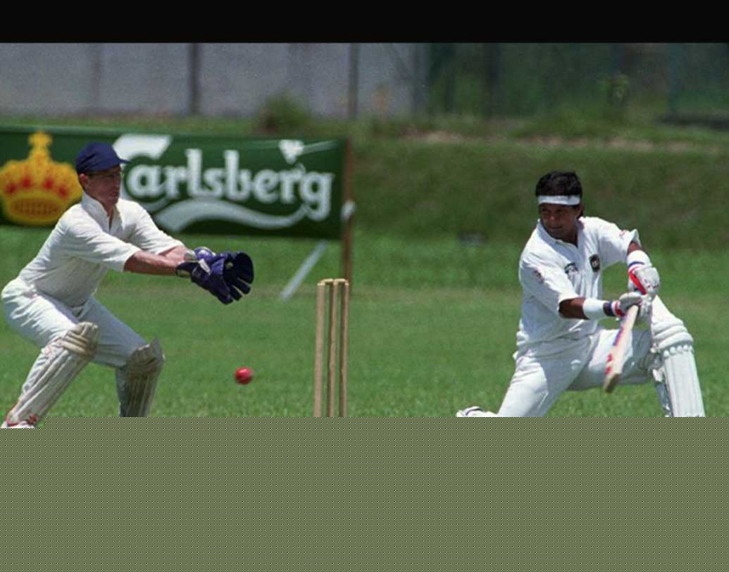ব্যাটসম্যান একবার ব্যাট চালিয়ে ফের সেই বলকে ইচ্ছাকৃত ভাবে দ্বিতীয় বার মারলা তা হলে বিপক্ষ দলের আবেদনে আম্পায়ার তাকে আউট দিতে পারেন।