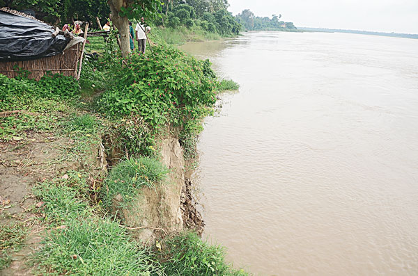 এ ভাবেই নদীর স্রোতে ভাঙছে পাড়। —নিজস্ব চিত্র।