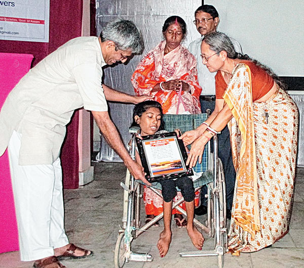 সুপ্রিয়ার হাতে শংসাপত্র তুলে দিচ্ছেন শিলচর মেডিক্যাল কলেজের প্রিন্সিপাল শিল্পরানি বর্মন। ছবি: তিলক পুরকায়স্থ।