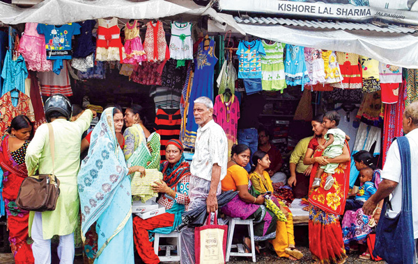 কেনাকাটা তুঙ্গে। — নিজস্ব চিত্র