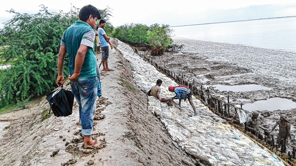 Poor condition of dam:people in distress in Gosaba