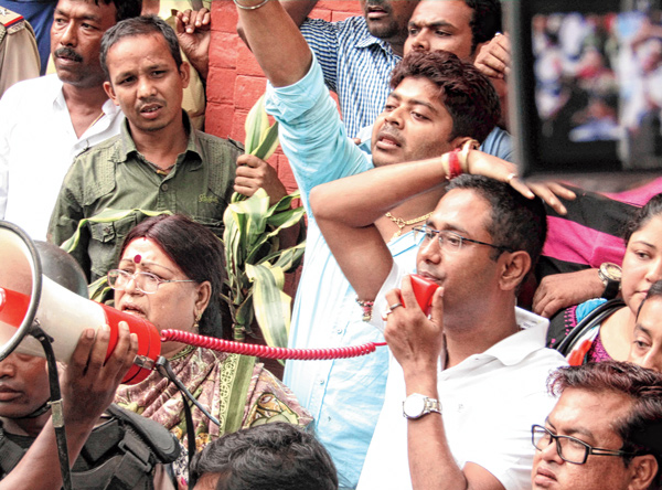 তিনি গ্রেফতার হয়েছেন। তাঁকে ছাড়াতে তাঁর ঘনিষ্ঠ তৃণমূল কর্মীরা থানায় গোলমাল বাধালে হাতে মাইক তুলে নিলেন অভিযুক্ত কাউন্সিলর। এ ভাবেই অনুগামীদের নিরস্ত করলেন শুভজিৎ কুণ্ডু। — হিমাংশুরঞ্জন দেব

