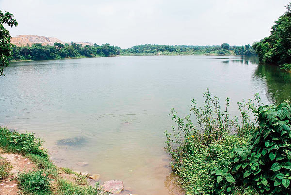 অন্ডালের এক পরিত্যক্ত খাদান। এই ধরনের খাদানেই মাছ চাষের প্রকল্প হাতে নিয়েছেন মুখ্যমন্ত্রী মমতা বন্দ্যোপাধ্যায়। — নিজস্ব চিত্র।