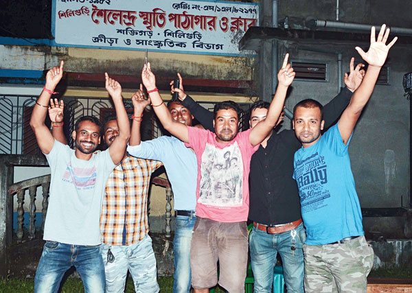 Fans celebrate Wriddhiman first century