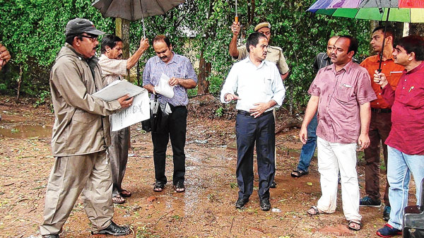 রাস্তার খোঁজে। জেলাশাসক, বিশ্বভারতীর আধিকারিকেরা। নিজস্ব চিত্র।