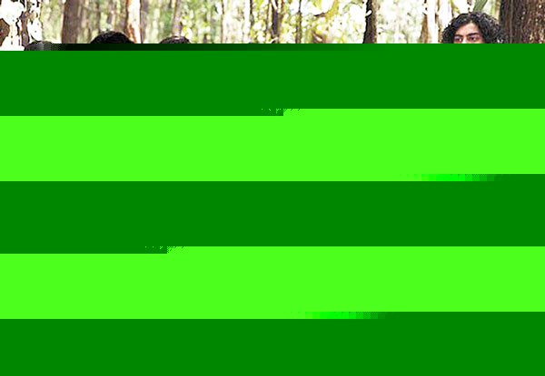 ‘খেলে হম জী জান সে’ ছবিতে হরিপদবাবুর ভূমিকায় আমন গাজী (সবচেয়ে ডান দিকে, হলুদ শার্ট পরা)।