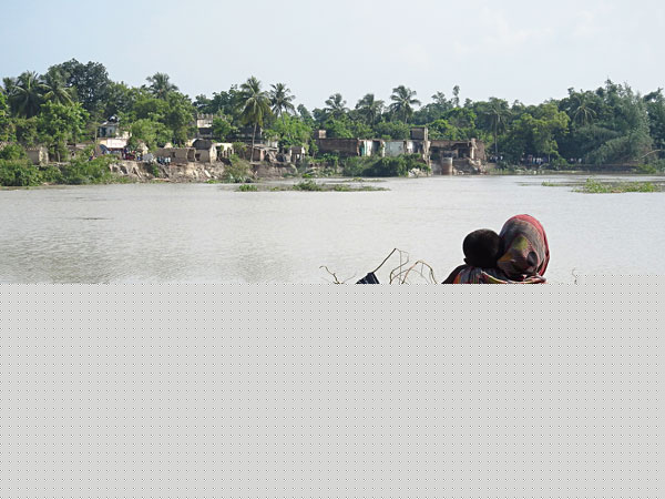 গঙ্গার ভাঙন রোখা, দ্রুত পুনর্বাসনের দাবি চামাগ্রামে