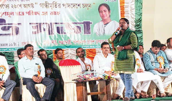 ছাত্রছাত্রীদের থেকে টাকা তোলার নালিশ