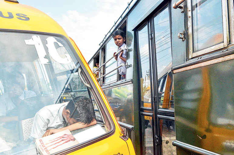 traffic congestion in siliguri, police unable to control the situation 