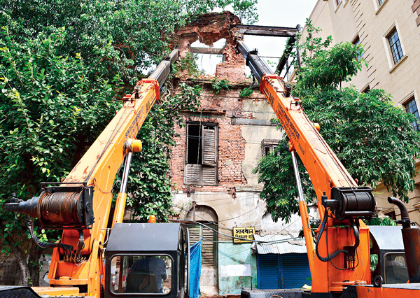 Municipality wokes dilapidated houses 