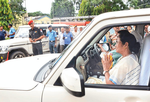 বাগডোগরা বিমানবন্দরে মুখ্যমন্ত্রী মমতা বন্দ্যোপাধ্যায়। — নিজস্ব চিত্র।