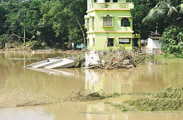 5 live lost in flood 