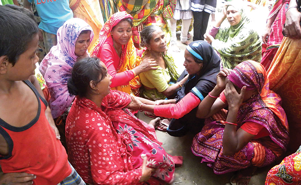 মৃতদের শোকার্ত পরিজনেরা। —নিজস্ব চিত্র