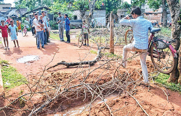 রাস্তা কেটে দেওয়া হয়েছে এভাবেই। —নিজস্ব চিত্র।