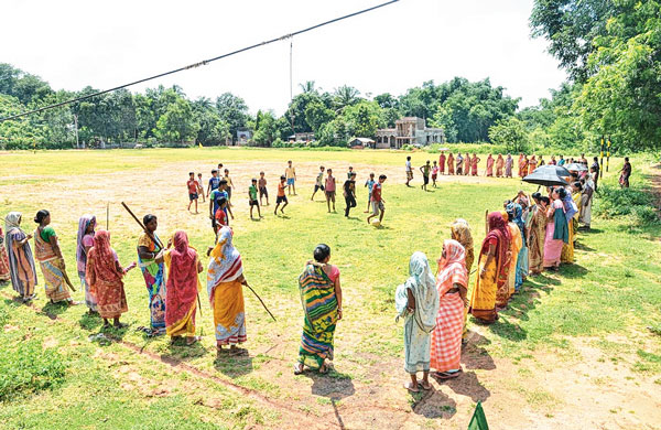 Women stand as guard to guide land from mafia's