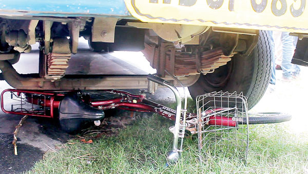 Bus ran away a student, public fired the bus  