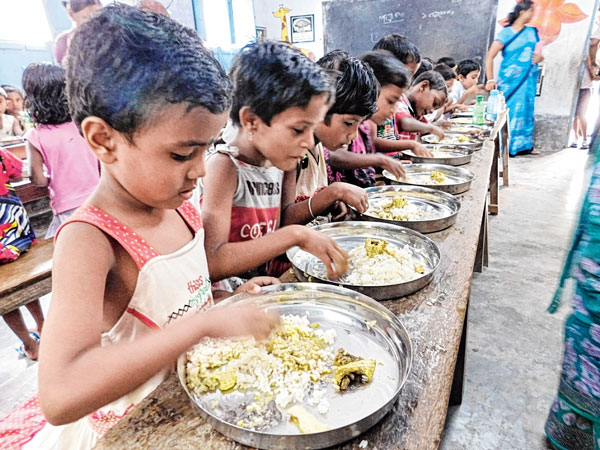 পাতে যখন ইলিশ। ছবি: সাফিউল্লা ইসলাম।