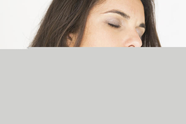 গলা ব্যাথা আর সর্দি থাকতে পারে।