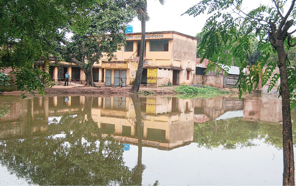 মানোয়ারের মৃত্যুও ভেসে গিয়েছে