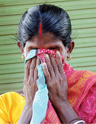 টাকা মিলবে তো, সাঁইথিয়ায় এক আমানতকারী। ছবি:  অনির্বাণ সেন।