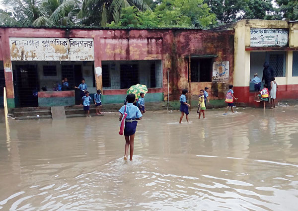 বৃষ্টি মানেই জল থইথই। তেহট্টের রুদ্রনগর প্রাথমিক স্কুলে। — নিজস্ব চিত্র