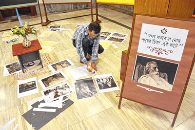 ২২শে শ্রাবণের প্রস্তুতি চলছে রবীন্দ্রভবনের বিচিত্রায়। শনিবার ছবিটি তুলেছেন বিশ্বজিৎ রায়চৌধুরী।