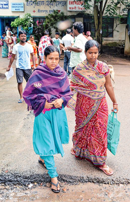 Random growth in dengue spread