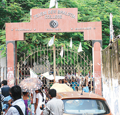 Agitation over admission issue: protest by student