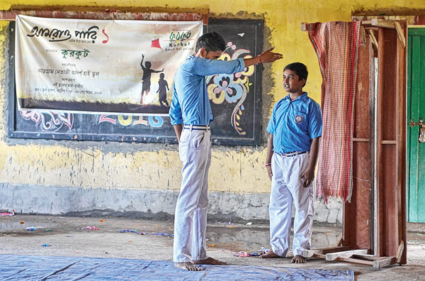 চলছে নাটক। দেবরাজ ঘোষের তোলা ছবি।