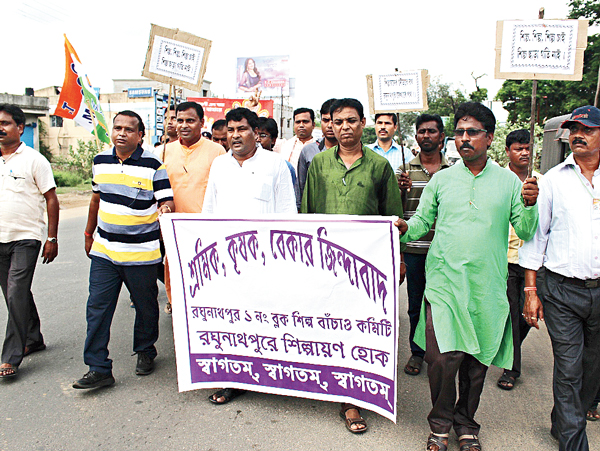 শিল্প চেয়ে পথে। রঘুনাথপুরে তোলা নিজস্ব চিত্র।