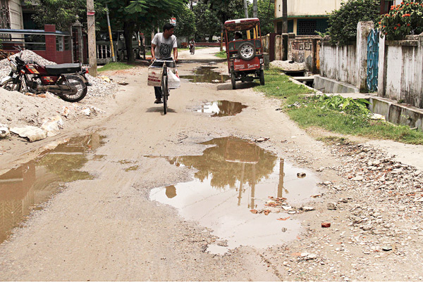 বেহাল রাস্তা। —নিজস্ব চিত্র।