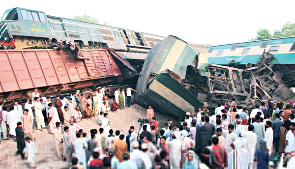 Train crash in Pakistan, 6 Dead and Over 150 Injured Near Multan