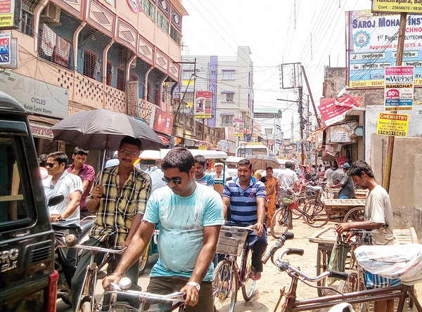 লেগেই রয়েছে যানজট। পথ চলা দায়।—নিজস্ব চিত্র