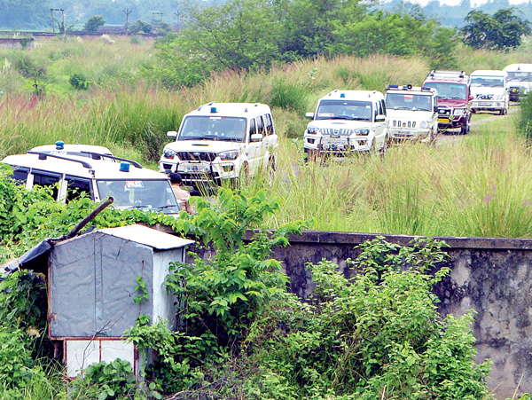  ফের তৎপরতা সিঙ্গুরে। এ বার আর কারখানা গড়ার নয়, ভাঙার। চাষিদের জমি ফেরাতে সুপ্রিম কোর্টের রায়ের পরদিনই টাটা প্রকল্প এলাকার পরিস্থিতি খতিয়ে দেখতে সদলবল এলেন হুগলির জেলাশাসক সঞ্জয় বনশল এবং পুলিশ সুপার প্রবীণ ত্রিপাঠী। বৃহস্পতিবার দুপুরে দীপঙ্কর দে-র তোলা ছবি।