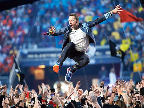 Performance of coldplay in Mumbai