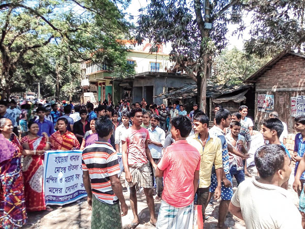 গ্রামবাসীদের প্রতিবাদ। ছবি: নির্মল বসু।