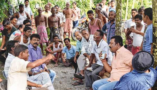 একসঙ্গে আলোচনায় গ্রামের বাসিন্দারা। ছবি: নারায়ণ দে।