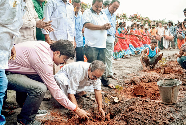 চারা পুঁতছেন মন্ত্রী। —নিজস্ব চিত্র।