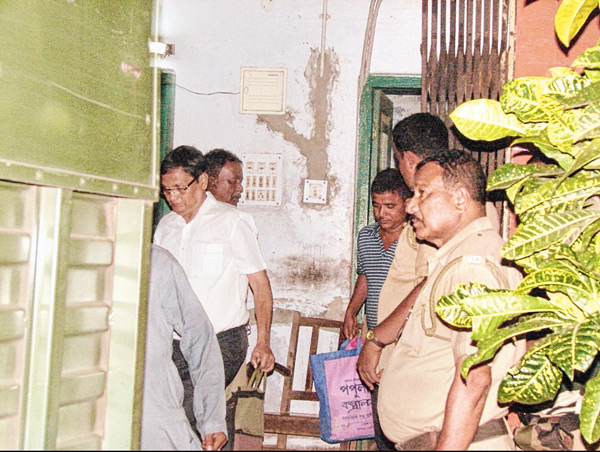 আদালত চত্বরে এন্তাজ আলি (সাদা জামা)-সহ অভিযুক্তেরা।