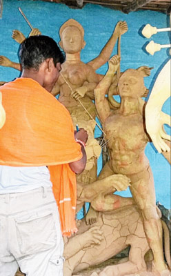 পুজোর প্রস্তুতি নিয়ে ব্যস্ততা। মহম্মদবাজারের নতুনডিহি গ্রামে তোলা নিজস্ব চিত্র।