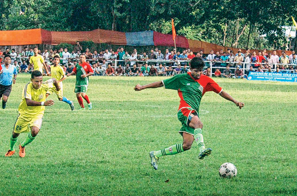 সেমিফাইনালে উঠল বাংলাদেশের ঢাকা ফুটবল অ্যাকাডেমি। রবিবার জর্দাভ্যালি ফুটবল টুর্নামেন্টের কোয়ার্টার ফাইনালে কোচবিহার কৃষি বিকাশ শিল্পকেন্দ্র দলকে টাইব্রেকারে হারায় তাঁরা। নির্ধারিত সময় খেলা গোলশূন্য ছিল। ছবি: দীপঙ্কর ঘটক।