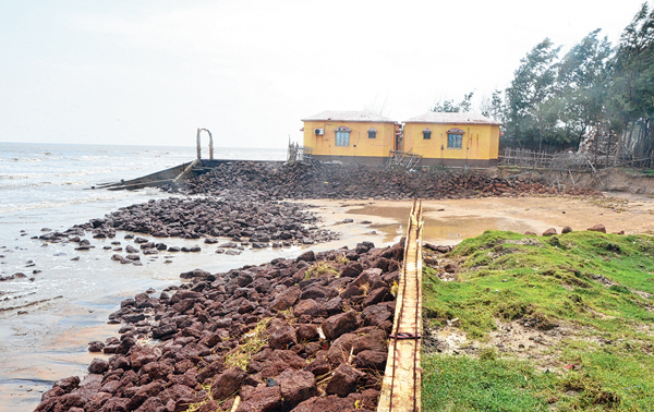 Erosion of banks: mandarmani people in distress