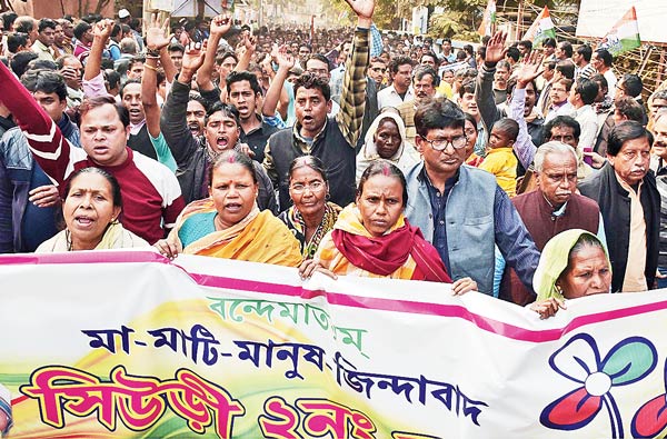 সোমবার বোলপুর ও সিউড়িতে তোলা নিজস্ব চিত্র।