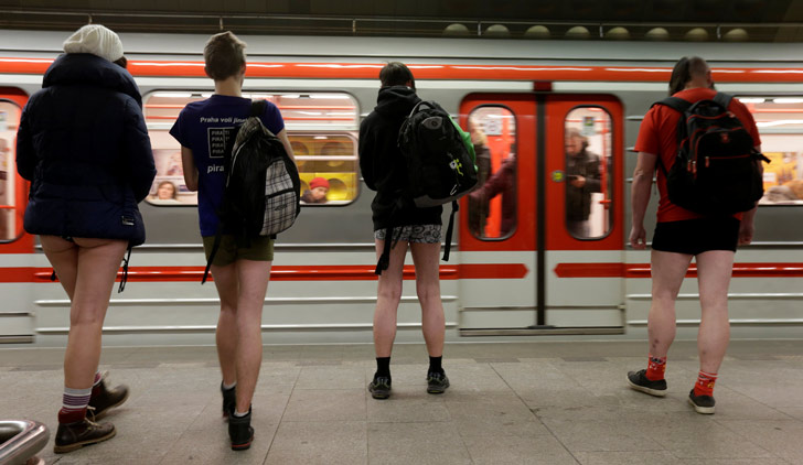 আর সেই জন্যই তাঁরা চেয়েছিলেন খবরের কাগজ আর মোবাইলের বাইরে মানুষের দৃষ্টি ঘোরাতে। সেই চিন্তা থেকেই এমন অভিনব ভাবনা তাঁদের মাথায় আসে।