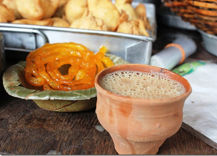 মহারাজ: মহারানি পেরিয়ে দেশপ্রিয় পার্কের ফুটপাথ ধরে কয়ের সেকেন্ড এগোলেই পেয়ে যাবেন মহারাজ। এক প্লেট কচুরির দাম এখানে ১৪ টাকা।