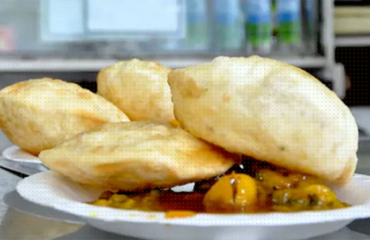 টেস্টি কর্নার: একডালিয়ায় পুজো দেখতে গিয়ে টেস্টি কর্নারের কচুরি না খেয়ে ফেরার কথা ভাবাই যায় না।<br> যে কোনও দিন সকালে চলে যেতেই পারেন এখানে। হিং কচুরি, পনির কচুরি, মটর কচুরি, লুচি-সব্জি সব কিছুই চেখে দেখতে পারেন।<br> হিং কচুরি ও লুচি-সব্জির এক প্লেটের দাম ১০ টাকা, এক প্লেট মটর কচুরির দাম ৩০ টাকা ও এক প্লেট পনির কচুরির দাম ৪০ টাকা