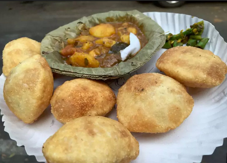 অরুণ টি স্টল: ব্রেকফাস্টটা কচুরি দিয়ে সারতে চাইলে থিয়েটার রোডের অরুণ টি স্টলেও চলে যেতে পারেন।<br> এক প্লেট ক্লাব কচুরির দাম ৩০ টাকা, এক প্লেট হিং কচুরির দাম ৪০ টাকা।