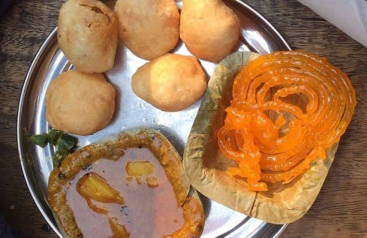 শর্মা টি হাউজ: ভবানীপুরের মোড়ে গেলে শর্মা টি হাউজে কচুরি না চেখে ফিরে আসবেন না যেন।<br> এখানে কচুরির দাম একটু বেশি। প্রতি পিস ১০ টাকা। পরে পাশের বলবন্ত সিং ধাবার দুধ কোলায় গলা ভিজিয়ে নিন।