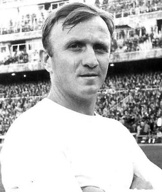 হোসে সান্তামারিয়া: উরুগুয়ের এই ডিফেন্ডারকে ফুটবলের ‘দ্য ওয়াল’ বলা হত। নাছোড় মনোভাবের এই ফুল ব্যাক ছিলেন পাঁচের দশকের সেরা ডিফেন্ডার।